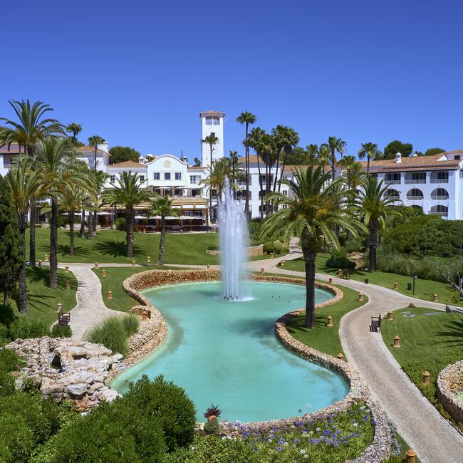 VILA VITA Parc spreads over 22 spectacular hectare/54 acres of gardens, which provide a lush sub-tropical setting for its distinctive Algarvian architecture of Moorish design.