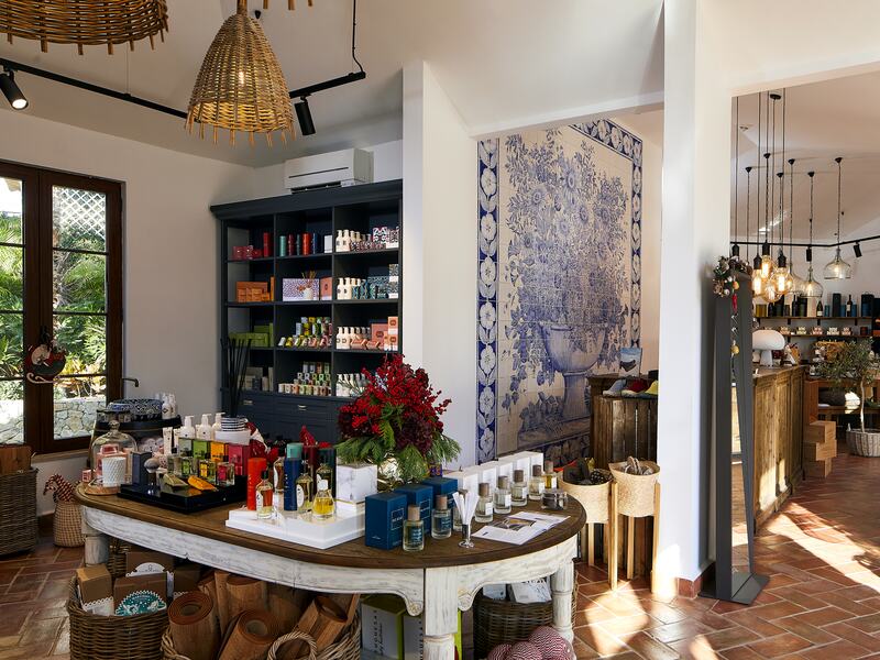 V-life shop available at Vila Vita Parc