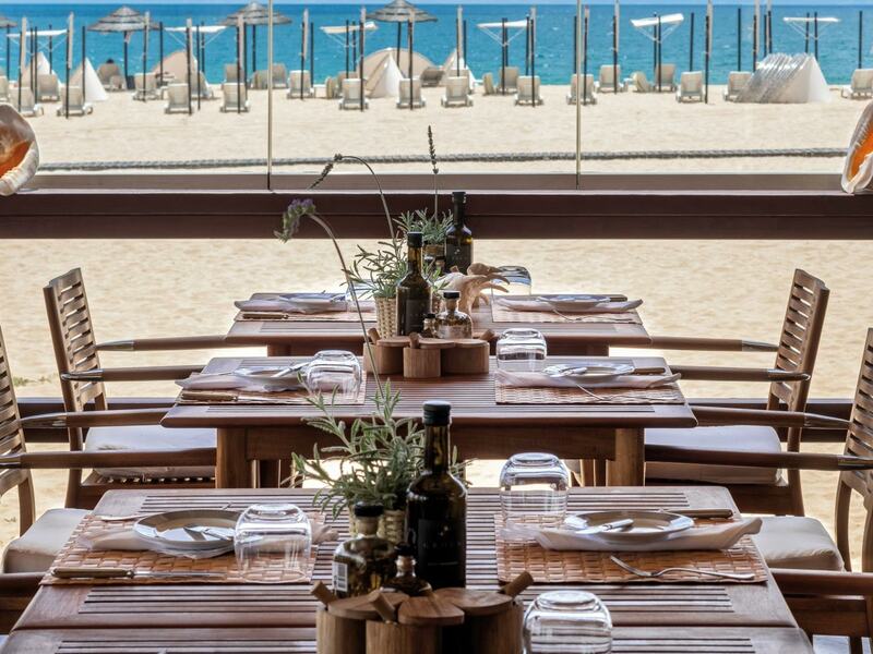 An elegant beach restaurant with a large terrace, located at the neighbouring town of Armação de Pêra.