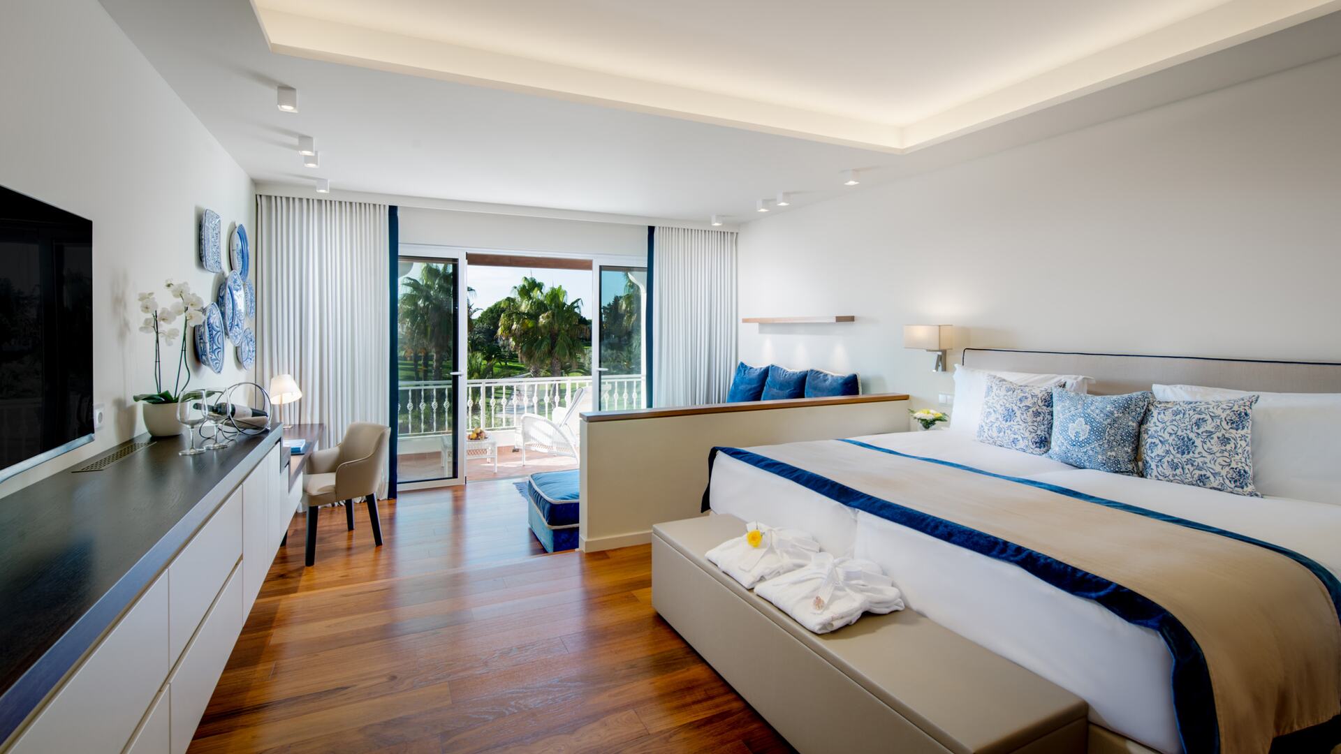 The sand and cliff-fringed Algarve shoreline serves as the inspiration for our Deluxe Rooms.