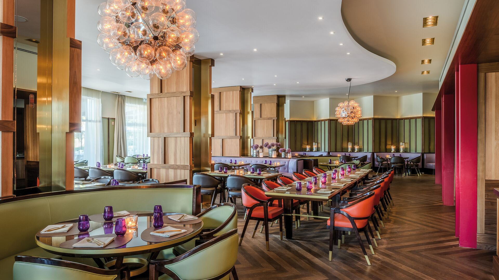 This urban chic restaurant offers world flavours variety in a trendy atmosphere.