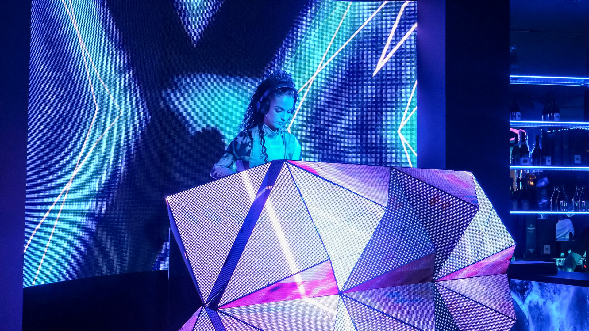 V-Club Disco: DJ playing music.