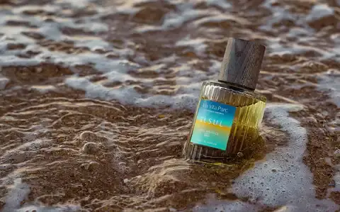 Experiences: V-life shops Perfume Al Sul.