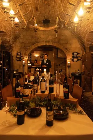 Restaurantes & Bars: Cave de vinhos.