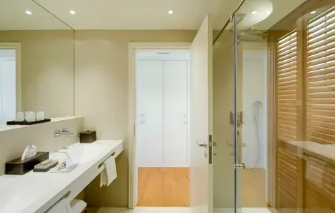 Deluxe Room bathroom