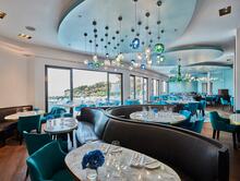 An elegant and sophisticated interior design in shades of blue that makes it seem like the Ocean extends itself into the restaurant.