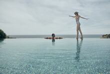 V-life: Infinity pool