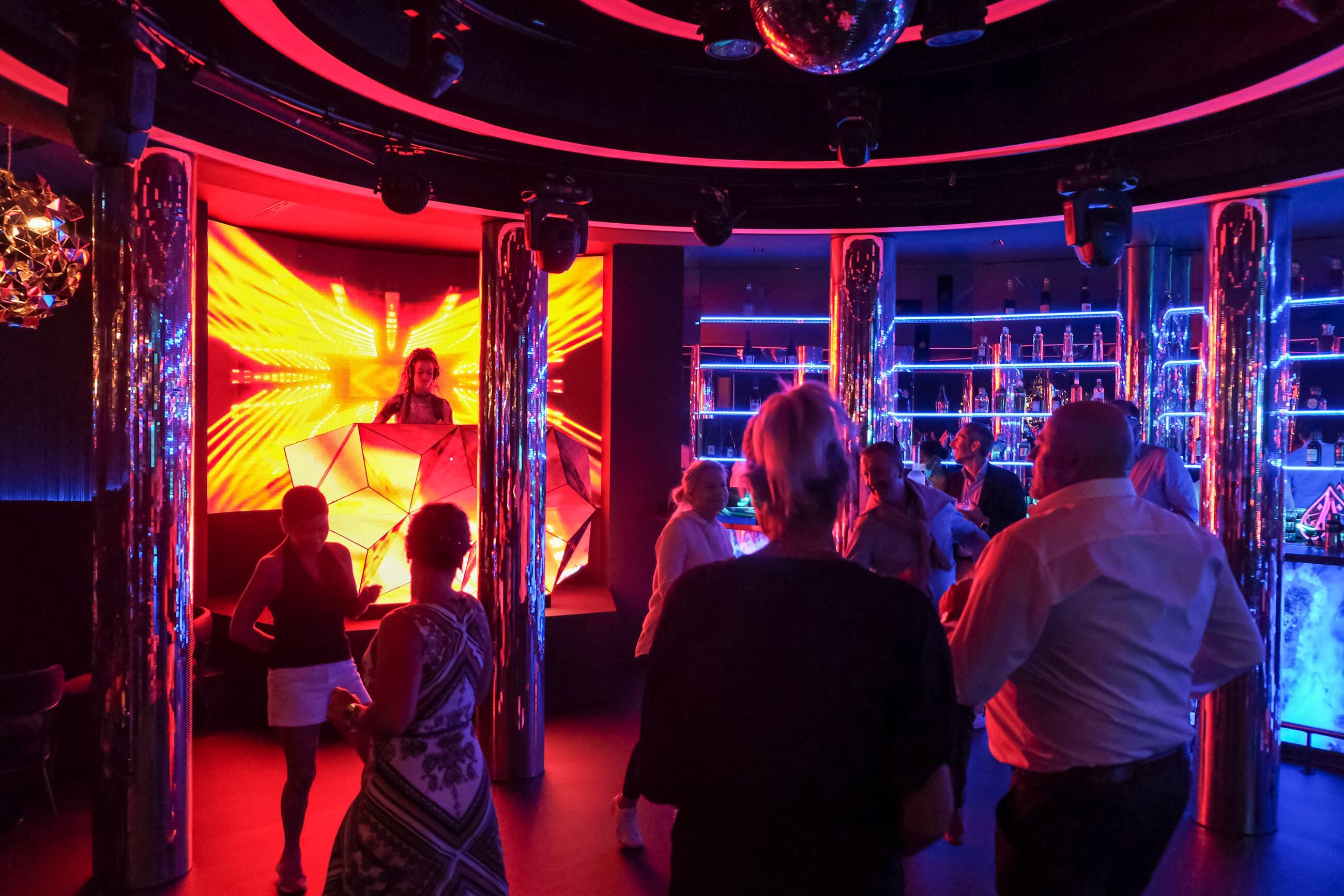 V-Club Disco: Dance floor.