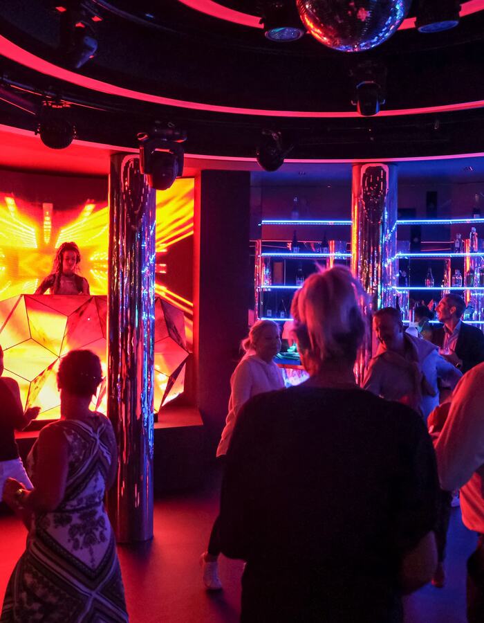 V-Club Disco: Dance floor.