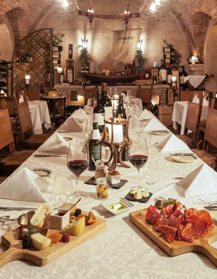 Restaurantes & Bars: Cave de vinhos